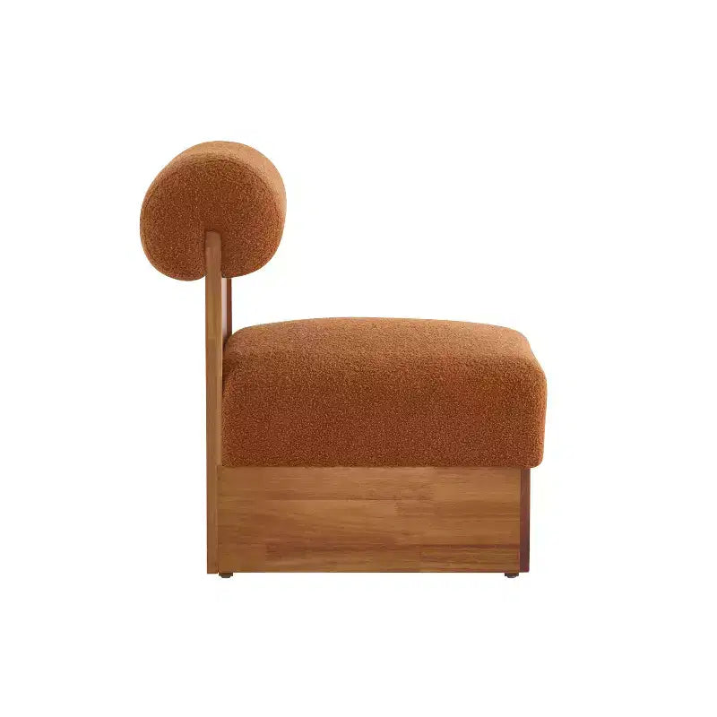 Sillón Homy Casa con respaldo enrollado y base de madera maciza, tapicería de bouclé