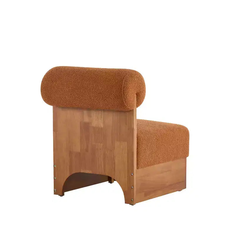 Sillón Homy Casa con respaldo enrollado y base de madera maciza, tapicería de bouclé