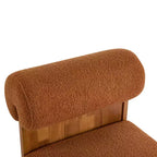Sillón Homy Casa con respaldo enrollado y base de madera maciza, tapicería de bouclé