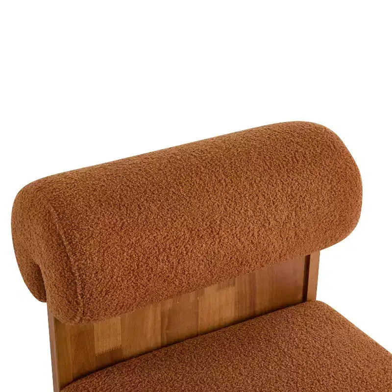 Sillón Homy Casa con respaldo enrollado y base de madera maciza, tapicería de bouclé