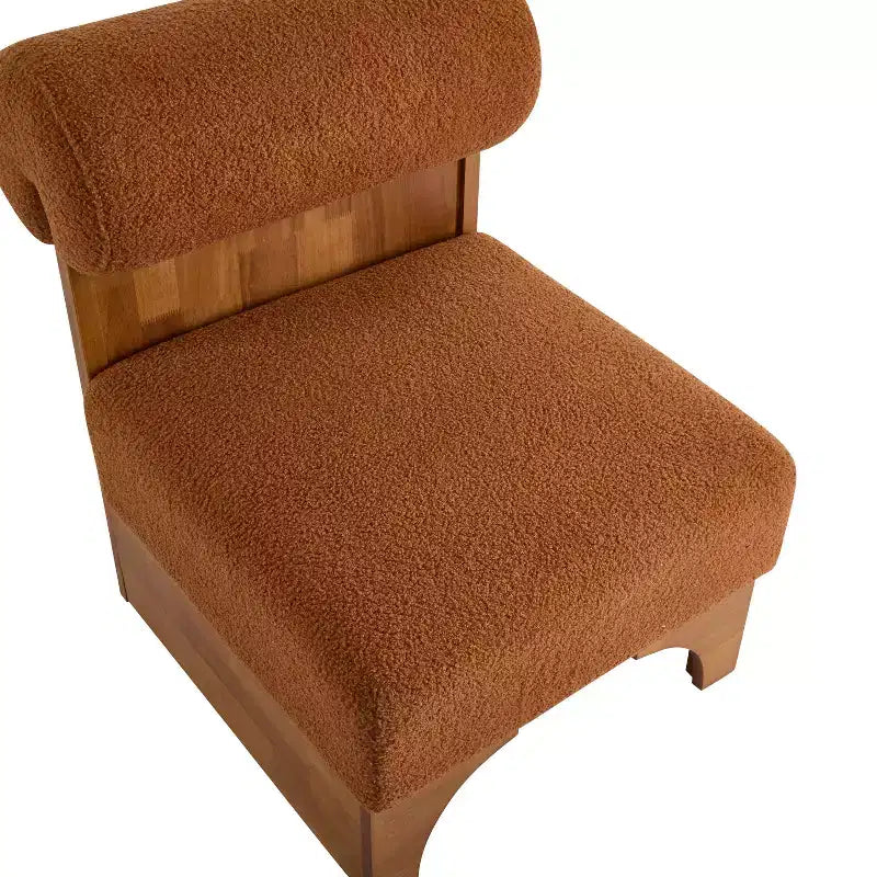 Sillón Homy Casa con respaldo enrollado y base de madera maciza, tapicería de bouclé