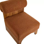Sillón Homy Casa con respaldo enrollado y base de madera maciza, tapicería de bouclé