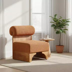 Sillón Homy Casa con respaldo enrollado y base de madera maciza, tapicería de bouclé