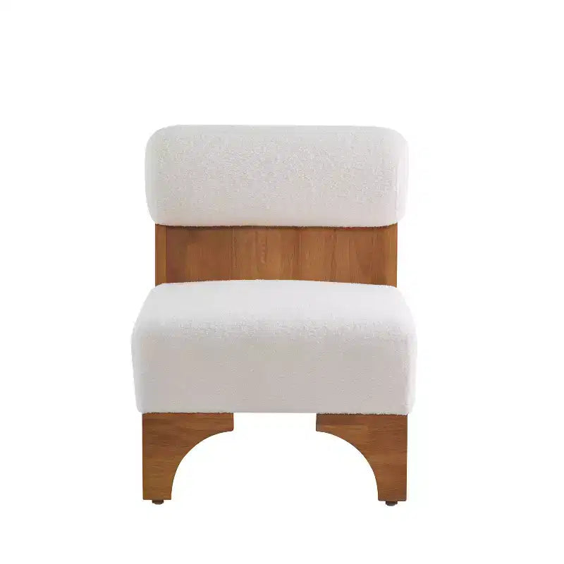 Sillón Homy Casa con respaldo enrollado y base de madera maciza, tapicería de bouclé