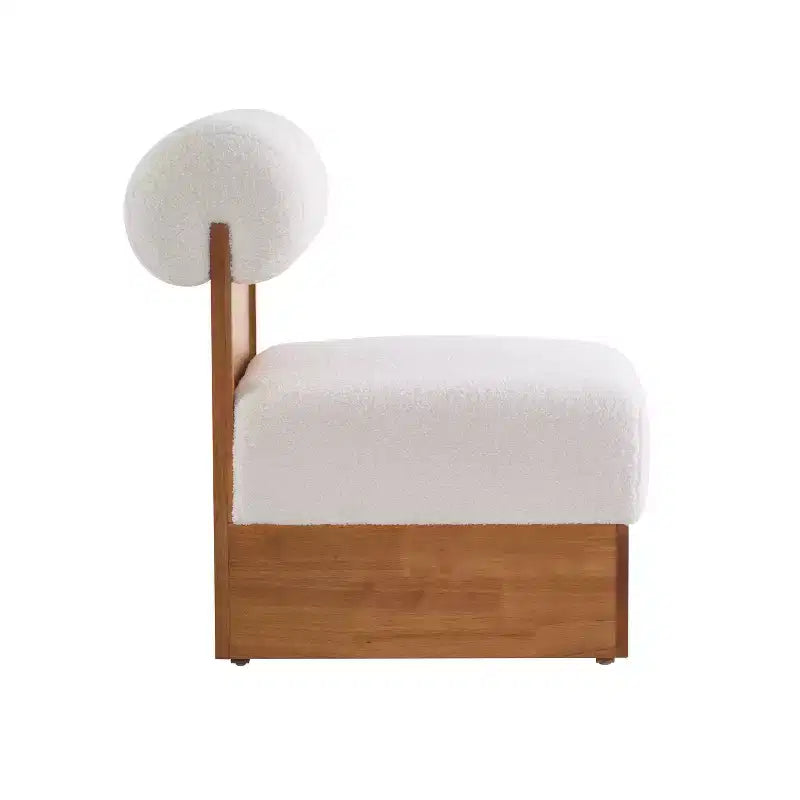 Sillón Homy Casa con respaldo enrollado y base de madera maciza, tapicería de bouclé