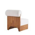 Sillón Homy Casa con respaldo enrollado y base de madera maciza, tapicería de bouclé