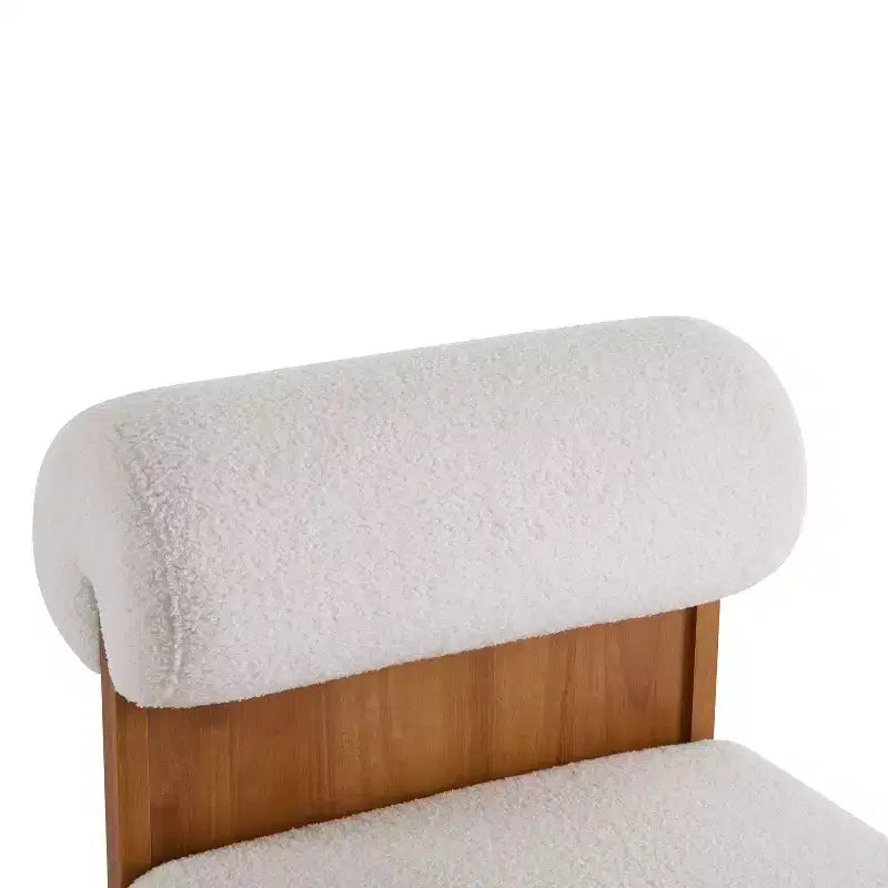 Sillón Homy Casa con respaldo enrollado y base de madera maciza, tapicería de bouclé