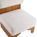 Sillón Homy Casa con respaldo enrollado y base de madera maciza, tapicería de bouclé