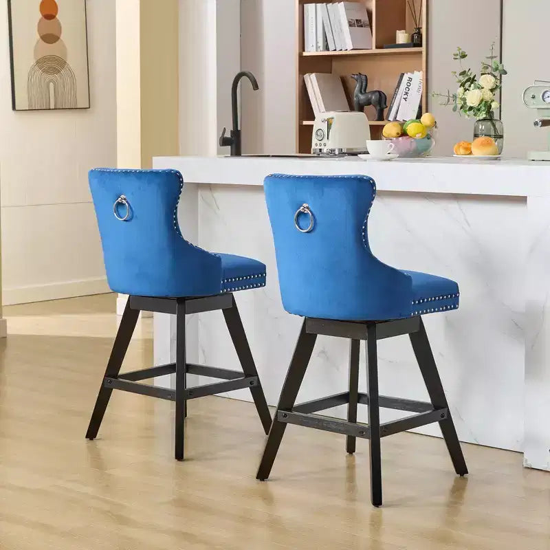 Set de 2 taburetes de bar giratorios Okak, taburetes tapizados en terciopelo con botones y adornos de cromo, taburetes de altura de mostrador de estilo informal