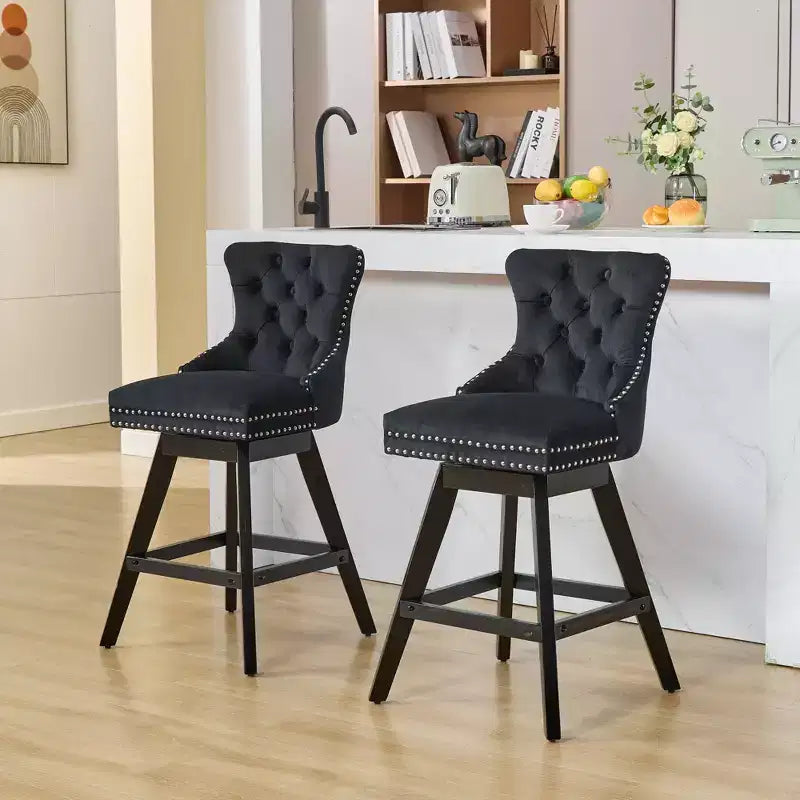 Set de 2 taburetes de bar giratorios Okak, taburetes tapizados en terciopelo con botones y adornos de cromo, taburetes de altura de mostrador de estilo informal