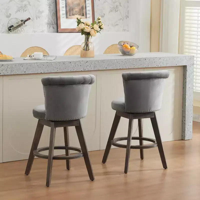 Taburetes de barra Okak de 26 pulgadas, juego de 2 con giro de 360 grados, taburetes de bar tapizados de terciopelo con respaldo capitoné y patas de madera para isla de cocina, barra de bar para el hogar