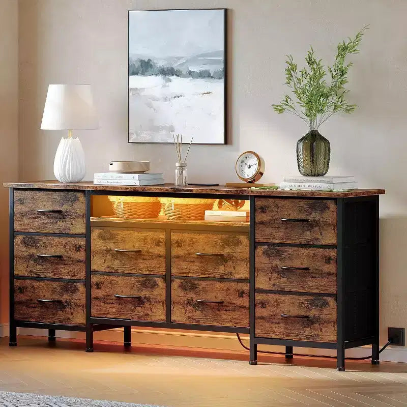 Mueble de TV para televisores de 65-75 pulgadas, cómoda larga de 10 cajones con tomas de corriente y luces LED, centro de entretenimiento de 63 pulgadas, mueble de TV con cajones de almacenamiento