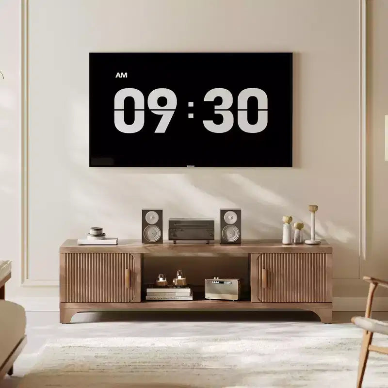Mueble de TV SUGIFT moderno de mediados de siglo para televisores de 55-65 pulgadas, consola multimedia bohemia con puertas acanaladas, gabinetes de almacenamiento y estante abierto