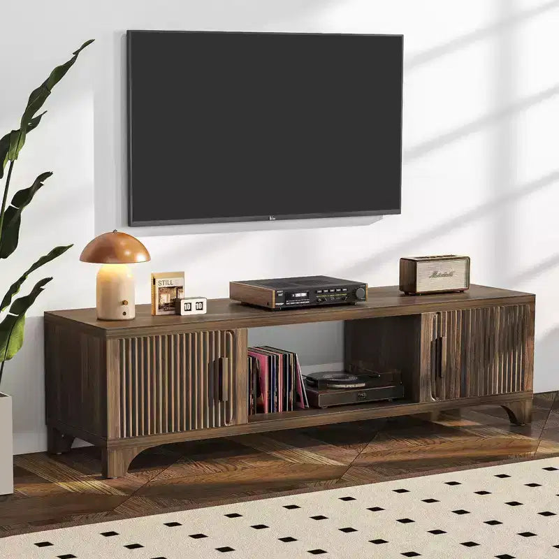 Mueble de TV SUGIFT moderno de mediados de siglo para televisores de 55-65 pulgadas, consola multimedia bohemia con puertas acanaladas, gabinetes de almacenamiento y estante abierto