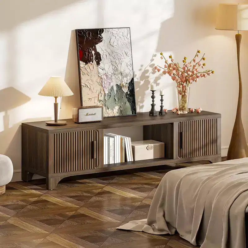 Mueble de TV SUGIFT moderno de mediados de siglo para televisores de 55-65 pulgadas, consola multimedia bohemia con puertas acanaladas, gabinetes de almacenamiento y estante abierto