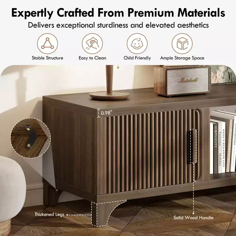 Mueble de TV SUGIFT moderno de mediados de siglo para televisores de 55-65 pulgadas, consola multimedia bohemia con puertas acanaladas, gabinetes de almacenamiento y estante abierto