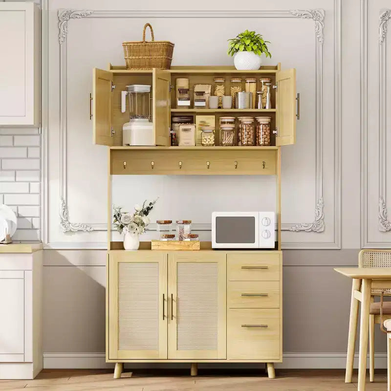 Mueble alacena de cocina de ratán de 71", bufé con soporte para microondas, estantes ajustables y 6 ganchos, color natural