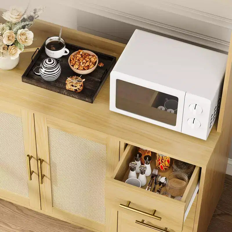 Mueble alacena de cocina de ratán de 71", bufé con soporte para microondas, estantes ajustables y 6 ganchos, color natural