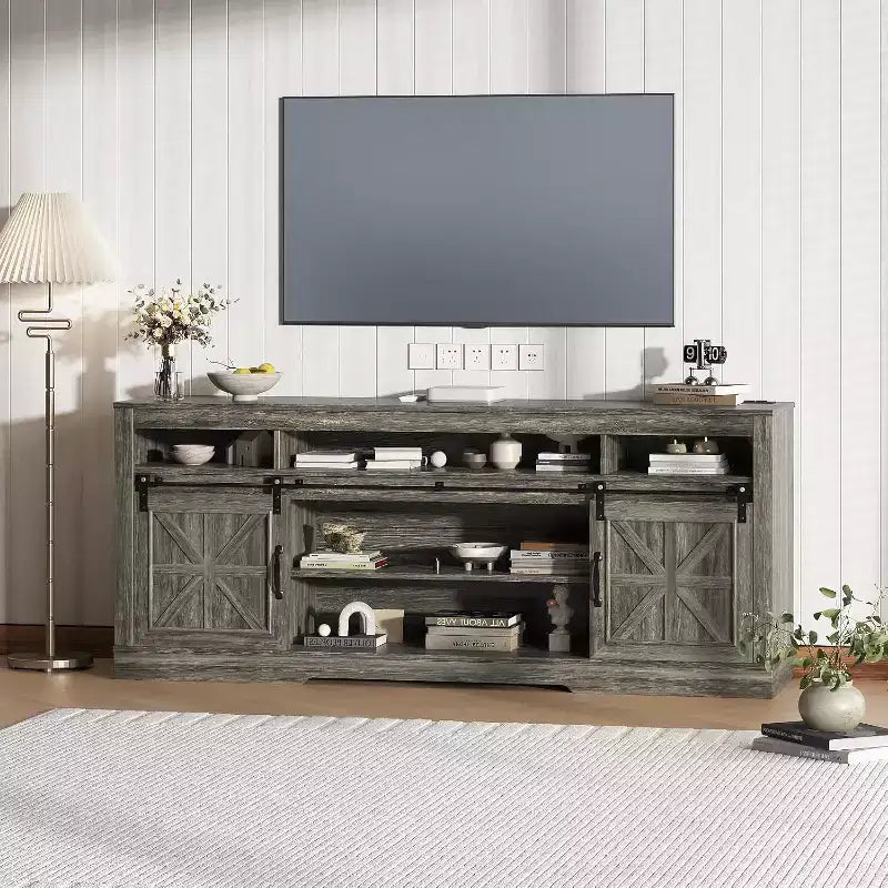 Mueble para TV de granja para televisores de 75 pulgadas con almacenamiento semiabierto, estante ajustable y puertas corredizas, consola multimedia de 66 pulgadas para sala de estar