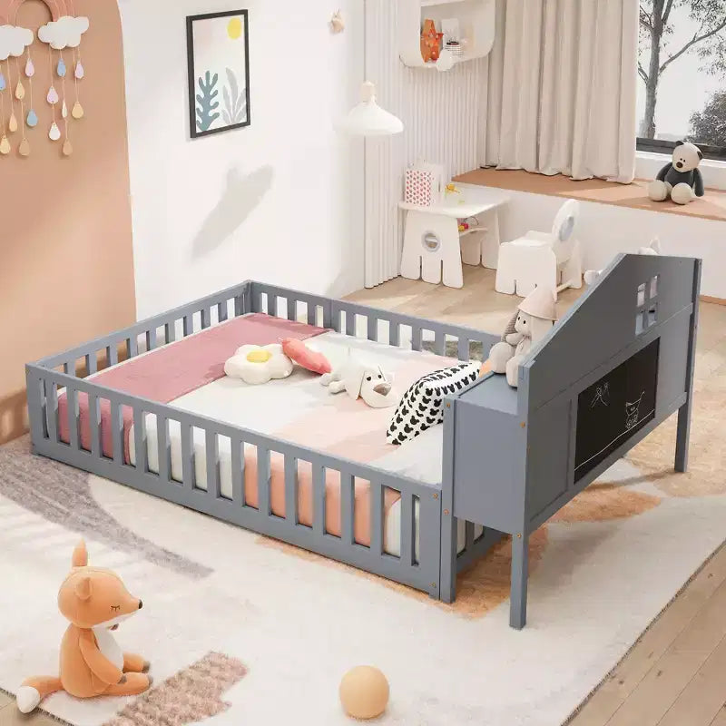 Cama de suelo Bellemave estilo Montessori con estantería y pizarra, cama de plataforma de madera maciza con barandillas y cabecero de almacenamiento para niños y adolescentes