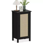 Mesita de noche rústica con puerta de ratán, mesa auxiliar con acento negro y almacenamiento - Mesita de noche compacta moderna para dormitorio, sala de estar, oficina