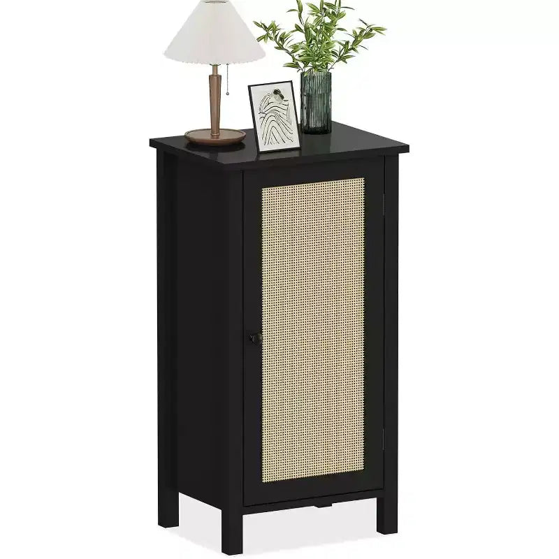 Mesita de noche rústica con puerta de ratán, mesa auxiliar con acento negro y almacenamiento - Mesita de noche compacta moderna para dormitorio, sala de estar, oficina