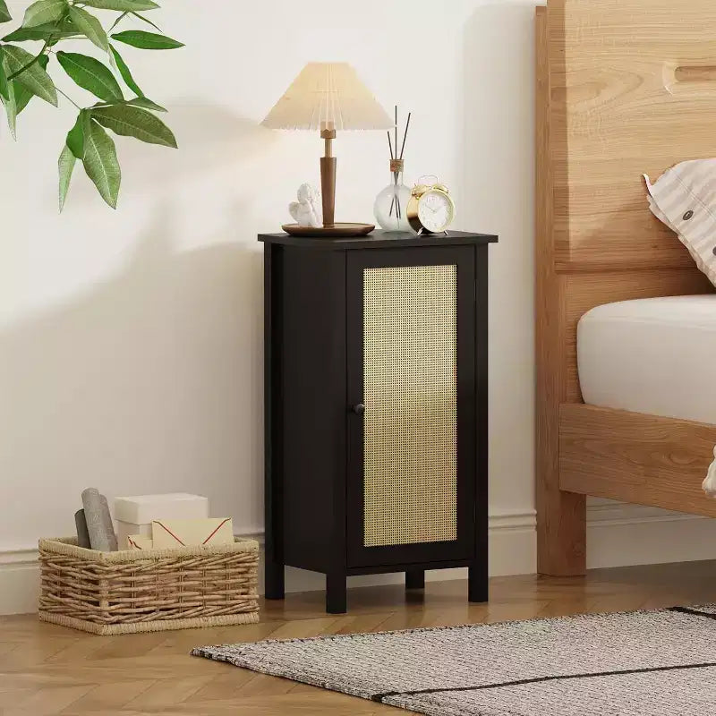 Mesita de noche rústica con puerta de ratán, mesa auxiliar con acento negro y almacenamiento - Mesita de noche compacta moderna para dormitorio, sala de estar, oficina