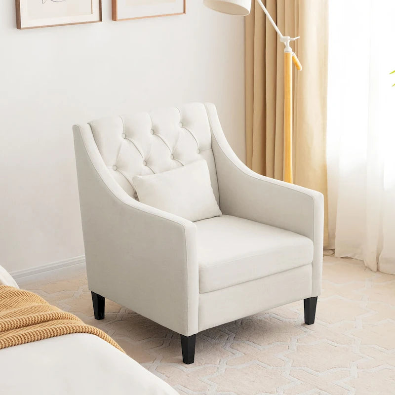 Sillón decorativo tapizado en beige con botones y cojín lumbar