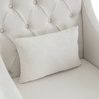 Sillón decorativo tapizado en beige con botones y cojín lumbar