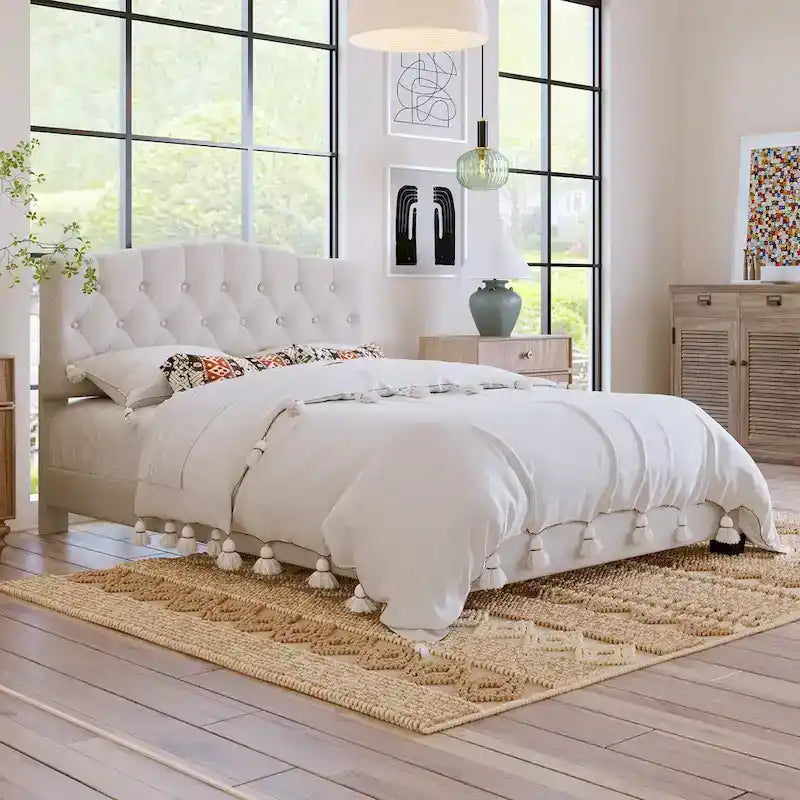 Base de cama tapizada con plataforma, cabecero curvo tipo silla de montar y detalles de rombos capitoné