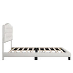 Base de cama tapizada con plataforma, cabecero curvo tipo silla de montar y detalles de rombos capitoné