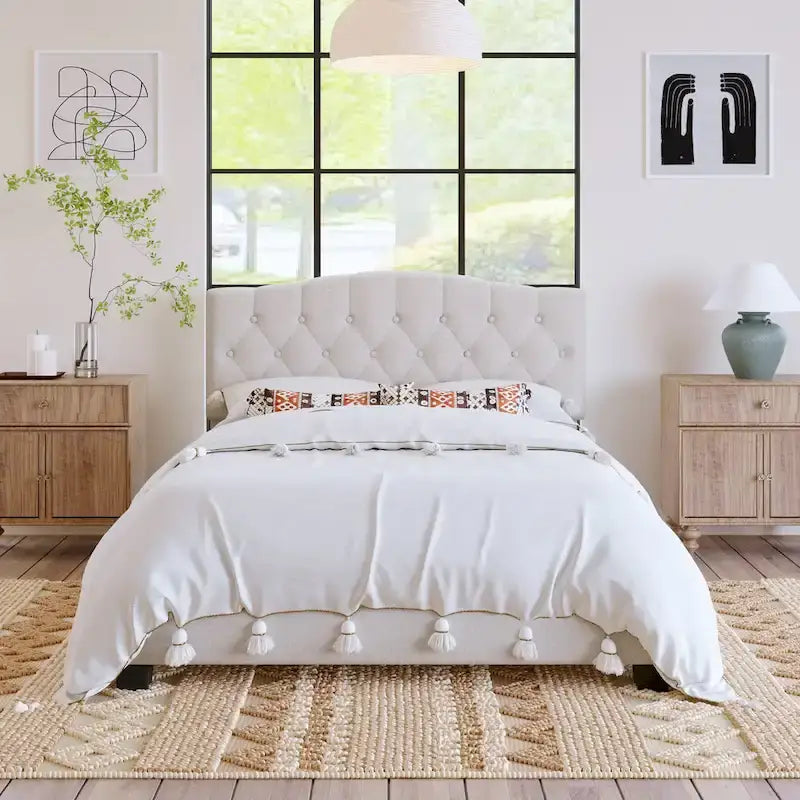 Base de cama tapizada con plataforma, cabecero curvo tipo silla de montar y detalles de rombos capitoné