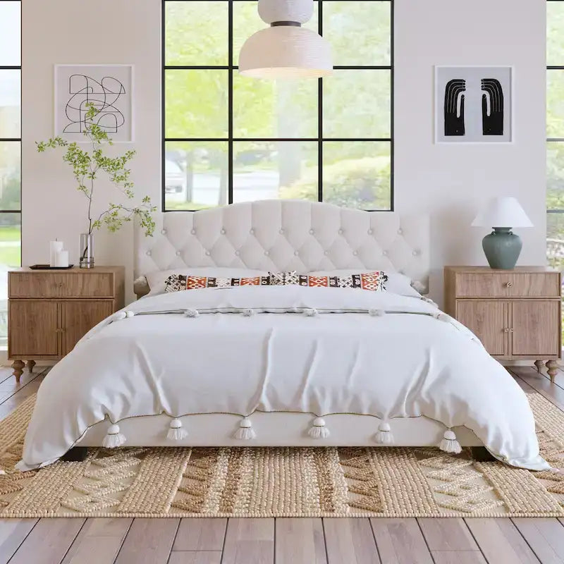 Base de cama tapizada con plataforma, cabecero curvo tipo silla de montar y detalles de rombos capitoné