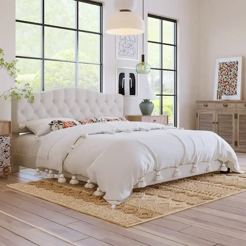 Base de cama tapizada con plataforma, cabecero curvo tipo silla de montar y detalles de rombos capitoné