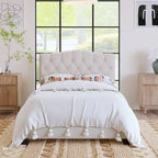 Base de cama tapizada con plataforma, cabecero curvo tipo silla de montar y detalles de rombos capitoné