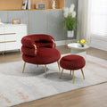 Sillón tapizado de barril color rojo vino con otomana y patas de metal