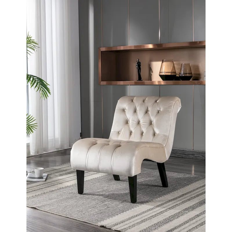 Sillón decorativo de terciopelo beige con capitoné y patas de madera
