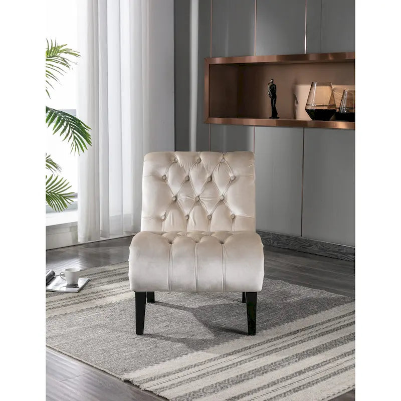 Sillón decorativo de terciopelo beige con capitoné y patas de madera