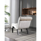 Sillón decorativo de terciopelo beige con capitoné y patas de madera