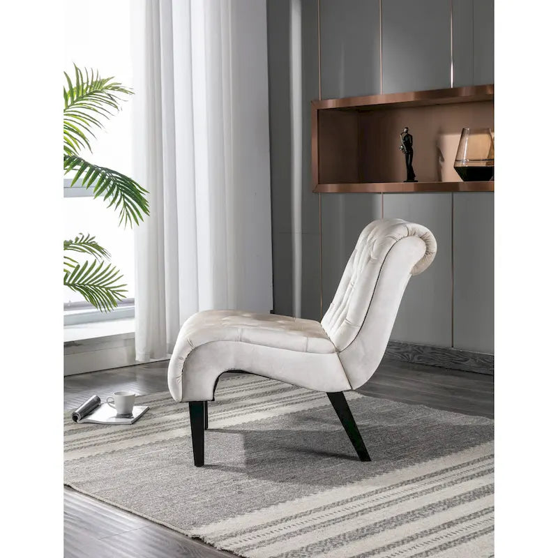 Sillón decorativo de terciopelo beige con capitoné y patas de madera
