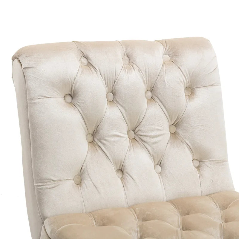 Sillón decorativo de terciopelo beige con capitoné y patas de madera