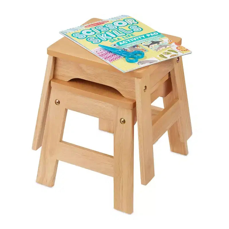 Taburetes de madera Melissa & Doug - Juego de 2 - Sillas para niños para comer/actividades, diseño sólido, apilables, capacidad de 45 kg
