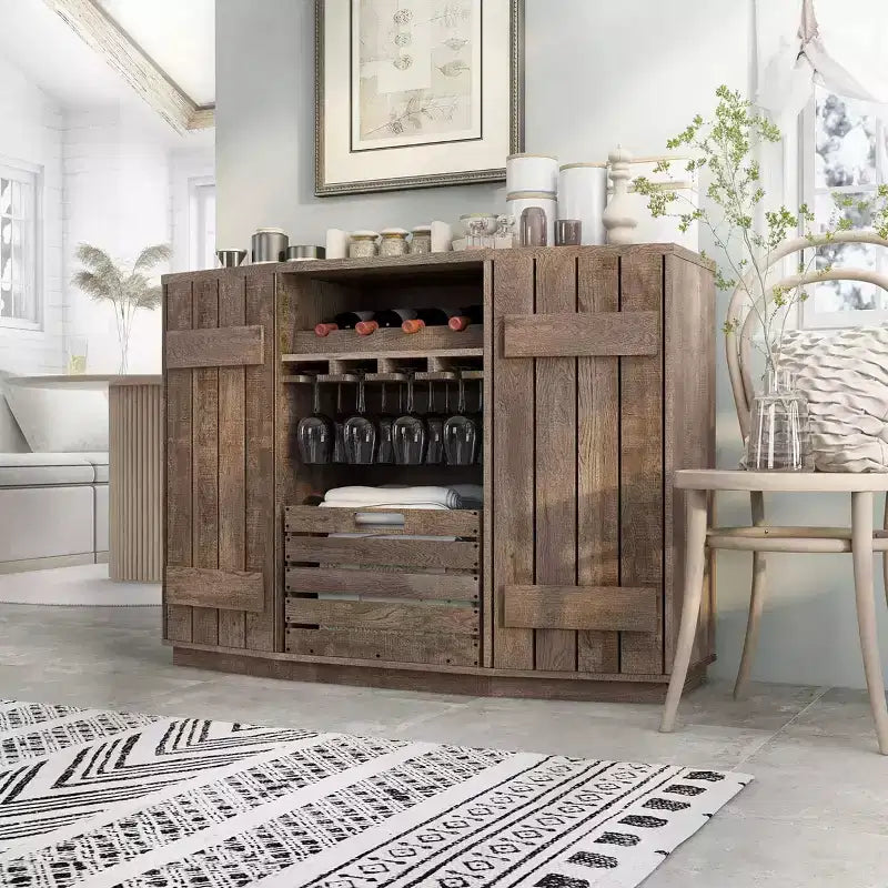 HOMES: Inside + Out Aparador de comedor inspirado en tablones de madera Candy con cajas extraíbles Roble recuperado: Almacenamiento de cocina, Estante para copas
