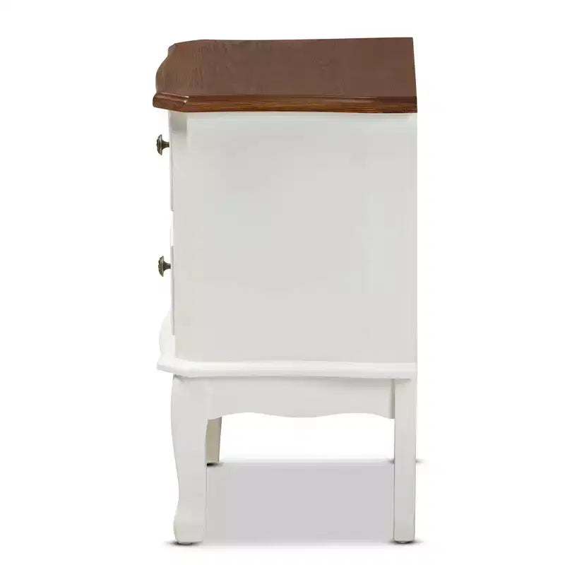 Mesita de noche de madera Darlene de 2 cajones blanca/marrón cereza - Baxton Studio: Estilo tradicional, pomos tallados, almacenamiento