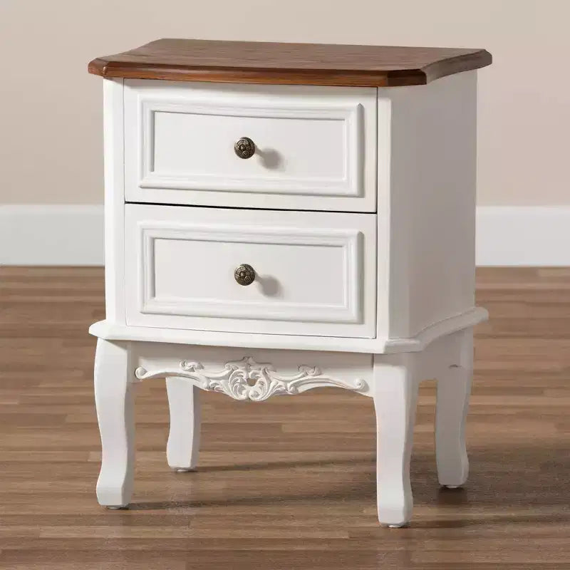 Mesita de noche de madera Darlene de 2 cajones blanca/marrón cereza - Baxton Studio: Estilo tradicional, pomos tallados, almacenamiento