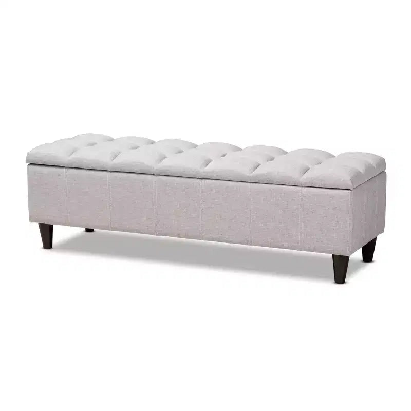 Banqueta de almacenamiento otomana de madera acabada en gris beige Brette - Baxton Studio: moderna de mediados de siglo, capitoné, estructura de madera de caucho, capacidad de 113 kg