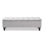 Banqueta de almacenamiento otomana de madera acabada en gris beige Brette - Baxton Studio: moderna de mediados de siglo, capitoné, estructura de madera de caucho, capacidad de 113 kg