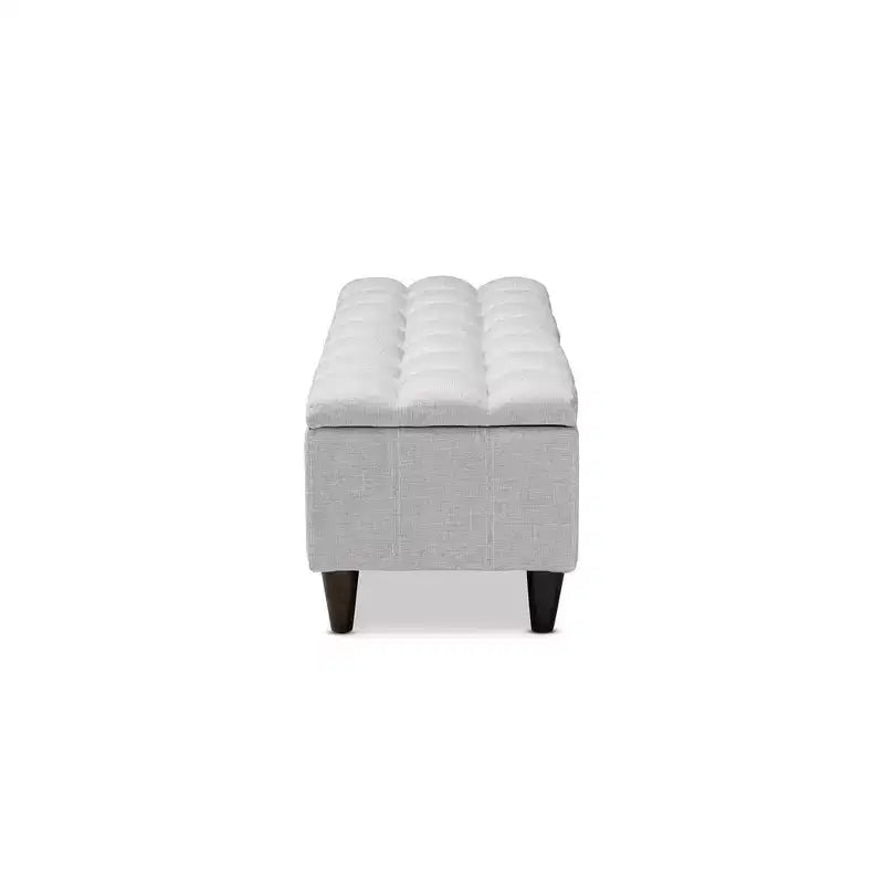 Banqueta de almacenamiento otomana de madera acabada en gris beige Brette - Baxton Studio: moderna de mediados de siglo, capitoné, estructura de madera de caucho, capacidad de 113 kg