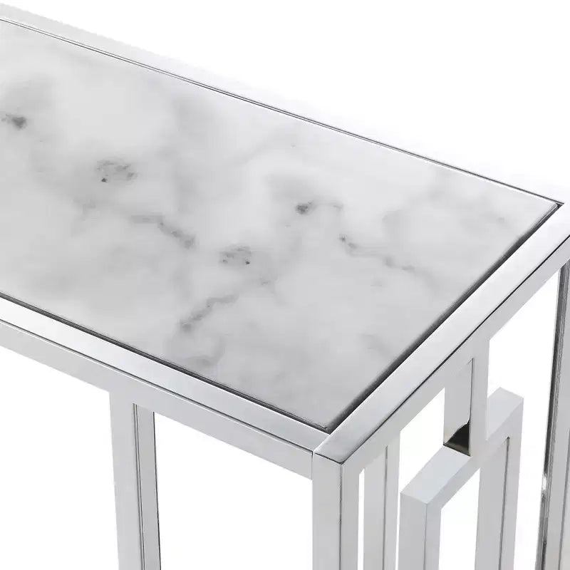 Mesa auxiliar Town Square Chrome Faux Marble C, mármol blanco/cromo - Breighton Home: Diseño versátil que se desliza debajo del sofá, estructura geométrica