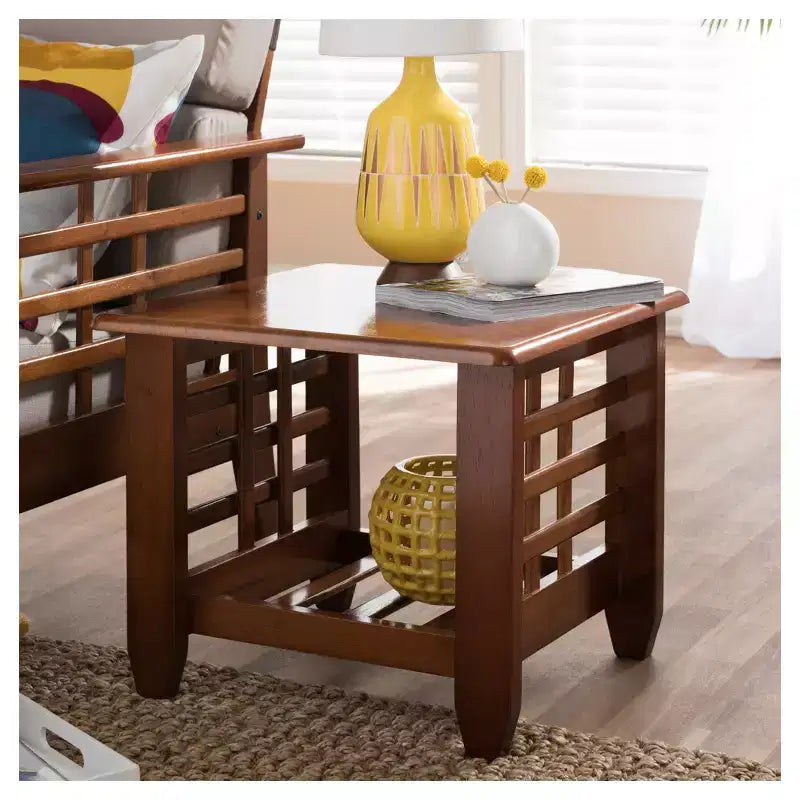Baxton Studio Larissa - Mesa auxiliar moderna clásica estilo misión para sala de estar, color cerezo marrón: Mesa auxiliar cuadrada de caucho con estante